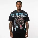 Camiseta negra de corte oversize con estampado frontal de un leopardo rugiendo, detalles de placas de identificación y texto con efecto brillante.