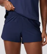 Bermuda deportiva Get Over modelo runner color beige, con cintura elástica, bajo redondeado y aberturas laterales. Cuenta con un pequeño bolsillo funcional trasero.