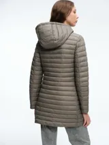 Campera larga acolchada color gris oscuro, con capucha fija, cierre frontal de cremallera de dos vías y diseño ligero con relleno sintético aislante.