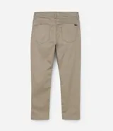 Pantalón de hombre color beige, de corte slim cropped, confeccionado en sarga de algodón, poliéster y elastano.