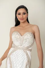 Vestido corto strapless blanco con bordados y apliques de piedras blancas, plateadas y color nude. Corte ajustado con falda recta. Ideal para civil o fiesta.