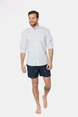 Short de baño azul marino con bordados de tortugas marinas en color celeste. Tiene cintura elástica con cordón ajustable, dos bolsillos laterales y suspensor de malla fina.