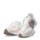 Championes urbanos New Balance modelo Lifestyle, color blanco con detalles en beige y marrón, confeccionados con superposiciones de gamuza y base sintética. Presentan el característico logo "N" en los laterales y suela dentada de goma.