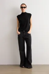 Blusa de lurex negra sin mangas, con cuello alto drapeado y detalle de pliegues frontales.