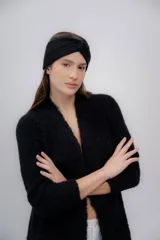 Vincha de lana color beige, tejida a mano, con diseño trenzado en el frente.