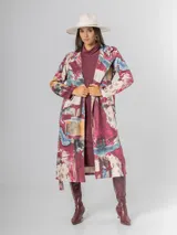 Tapado largo de mujer con estampado artístico abstracto en tonos rojizos, burdeos, azules y beige. Posee cuello solapa y calce recto.