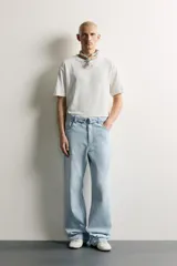 Camiseta de corte relaxed fit, confeccionada en mezcla de algodón y lino, con cuello redondo y mangas cortas.