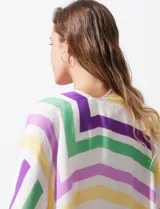 Kimono tejido con estampado a rayas verticales en tonos azul, verde y lila, con mangas amplias estilo japonés y terminación con borlas en el ruedo.