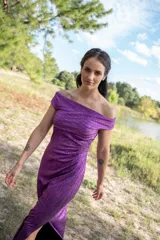 Vestido midi color violeta con textura brillante, escote off-shoulder y mangas cortas.