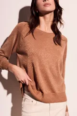 Sweater negro de manga larga con escote redondo y tejido ligero con brillo sutil de lurex.