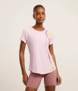 Remera deportiva Get Over de microfibra color rosado, con cuello redondo, mangas cortas y estampa de ondas contrastantes en el frente. Confeccionada con poliéster y elastano.