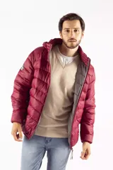 Campera puffer de hombre color azul oscuro, con diseño acolchado, cierre frontal completo, bolsillos laterales con cierre y capucha desmontable. Presenta logo de la marca estampado en el pecho y en la manga.
