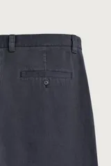 Pantalón chino regular fit confeccionado en algodón, color negro, con bolsillos frontales, bolsillos traseros de vivo con botón y cierre frontal con cremallera y botón. Colección especial Aaron Levine x ZARA.