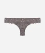 Bombacha bikini hilo color celeste pálido, con detalle de moña central en la cintura y confeccionada en encaje floral.