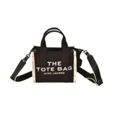 Bolso tote pequeño de Marc Jacobs confeccionado en tejido jacquard negro con detalles en color crema. Presenta el nombre del modelo y la marca estampados en el frente, cierre superior con cremallera, asas superiores y correa bandolera ajustable y extraíble.