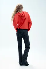 Jeans Zara Woman Collection de tiro alto y corte flare, confeccionados en denim azul marino con diseño de rayas diplomáticas. Presenta falsos bolsillos delanteros con solapa y botón, raya planchada central y cierre frontal con cremallera y botón metálico.