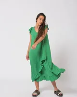 Vestido largo de simil lino con volados en el ruedo y mangas cortas con volados.