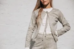 Saco abierto de punto fino, color verde menta, con mangas largas y corte corto a la cintura.