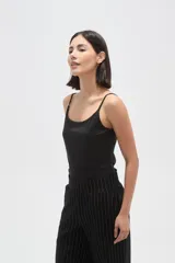 Musculosa de poliamida con breteles finos, corte al cuerpo y escote redondo.