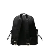 Mochila urbana Las Oreiro de color negro con diseño de líneas geométricas sutiles. Presenta un bolsillo frontal con cierre, bolsillos laterales de red y un parche decorativo con la inscripción 'Oreiro Love' en tonos rosados y rojos. Incluye tiradores de cierre con cordones decorativos en color rojo y blanco.