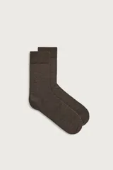 Par de calcetines de lana color gris oscuro, con acabado en rib elástico.