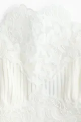 Top color crudo de mezcla de lino y viscosa, con tirantes finos, alforzas en el busto y detalles de encaje transparente en el escote y los laterales.