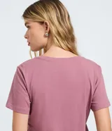 Remera básica de cuello redondo y manga corta, confeccionada en algodón peruano de alta calidad. Presenta un diseño liso y versátil, ideal para uso diario.