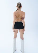 Microshort deportivo de tiro medio, color negro, con ajuste ceñido y diseño minimalista.