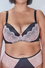 Soutien negro con detalles de puntilla rosa, con aro y copa. Breteles elásticos anchos regulables.
