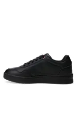 Championes Puma Court Classy de mujer, color blanco con detalles en tostado en la lengüeta, el talón y la suela, diseño urbano con perforaciones en la puntera y logotipo lateral en relieve dorado.