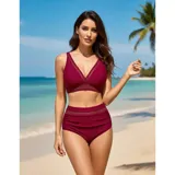 Conjunto de bikini azul de dos piezas, compuesto por un corpiño estilo triángulo con detalles de transparencia y una bombacha de tiro alto con fruncidos laterales y detalles translúcidos.