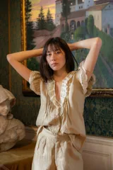 Short de tiro alto confeccionado en lino, con cierre frontal de botón forrado en la misma tela y pinzas que realzan la silueta.