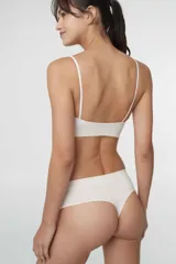 Soutien bralette color beige de microfibra sin costuras, con espalda entera y tirantes finos.