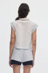 Short de color celeste claro con cintura elástica y cordón ajustable negro con detalles blancos.