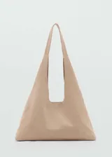 Bolso tipo hobo de piel de serraje, con diseño triangular y asa larga integrada. Cuenta con cierre de botón magnético y forro interior de algodón.