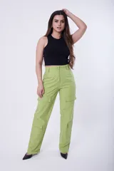 Pantalón verde con bolsillos tipo cargo, de corte recto y tiro alto.
