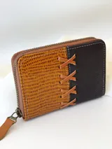 Billetera pequeña de cuero marrón y negro con cierre metálico y monedero interno.