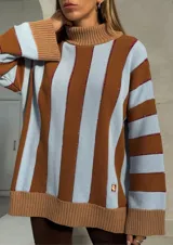 Sweater de punto con cuello alto, a rayas verticales anchas color celeste y marrón, con detalles de lurex en las rayas finas color marrón.