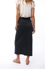 Falda midi de jean color negro, de corte recto y tiro alto, con abertura frontal.