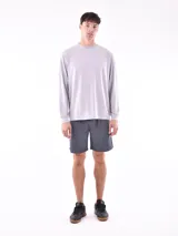 Remera negra de manga larga con cuello redondo.