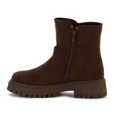 Botas cortas color beige con hebilla decorativa y suela track.