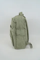 Mochila de nailon color verde militar, con múltiples compartimentos con cierre y bolsillos frontales. Incluye asa superior y aplique con logo de la marca en la parte inferior.