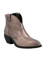 Botinetas Hush Puppies modelo Nandrin de 100% cuero metalizado color peltre, con diseño de estilo texano, punta fina, taco cuadrado y costuras decorativas laterales.