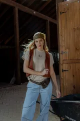 Remera color beige de algodón, con cuello redondo y logo 'AW' bordado en el frente.