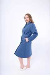 Bata gris de media estación con textura labrada, mangas largas y lazo para ajustar en la cintura.