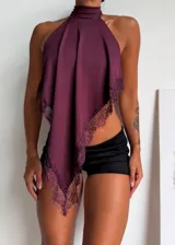 Top de cuello halter en color bordó, con diseño asimétrico terminado en punta y detalle de encaje en todo el borde.
