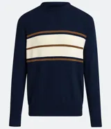 Suéter slim de punto para hombre, color beige con rayas horizontales contrastantes en marrón y azul marino en el pecho. Cuenta con cuello redondo, mangas largas y puños y dobladillo acanalados.