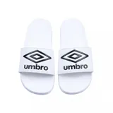 Ojotas tipo slide marca Umbro, color blanco con logo de la marca estampado en negro en la banda superior. Fabricadas con plantilla de espuma EVA para mayor amortiguación.