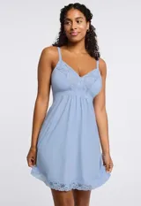 Chemise corta color lila con breteles finos regulables, escote en V y apliques de encaje en el escote y el ruedo.