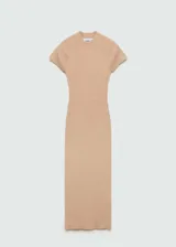 Vestido midi de punto fino con textura acanalada, color beige. Presenta un diseño entallado, cuello perkins y mangas cortas.
